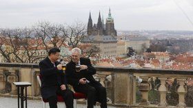 Prezident Miloš Zeman a jeho protějšek Si Ťin-pching zapíjejí třídenní návštěvu čínského prezidenta v Praze plzeňským pivem.
