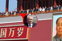 Zeman na čínské parádě: stovky metrů s hůlkou a několik schodů navrch