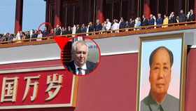 Český prezident na čínské vojenské přehlídce nad portrétem Mao Ce-tunga
