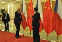 Zeman se vysmál kauze telefonů z Číny, Babiš se diví. A Trump zvažuje plošný zákaz Huawei
