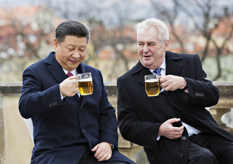 Prezident Miloš Zeman (vpravo) a jeho čínský protějšek Si Ťin-pching si 30. března na závěr Si Ťin-pchingovy návštěvy ČR připili pivem na terase Strahovského kláštera v Praze.