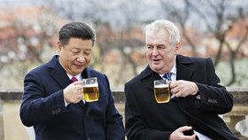 Prezident Miloš Zeman (vpravo) a jeho čínský protějšek Si Ťin-pching si 30. března na závěr Si Ťin-pchingovy návštěvy ČR připili pivem na terase Strahovského kláštera v Praze.