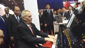 Prezident Zeman se zúčastnil zahájení importního veletrhu v Šanghaji. Zahrál si i na český klavír (5.11.2018)
