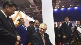 Prezident Zeman se zúčastnil zahájení importního veletrhu v Šanghaji. Zahrál si i na český klavír (5.11.2018)