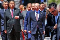 Zeman na vozíku zdržel i Putina. Unavený prezident v Číně často hledal oporu
