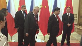 Čínský vůdce si odváží českého prezidenta na uzavřené jednání. Trvalo dvakrát tak déle, než bylo v plánu.