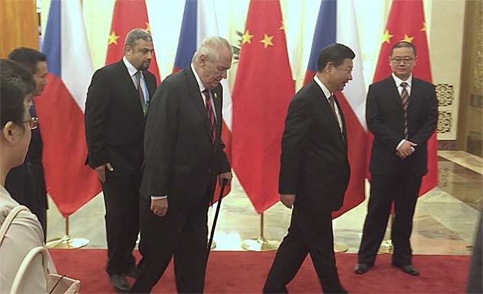 Čínský vůdce si odvádí českého prezidenta na uzavřené jednání. Trvalo jednou tak déle, než bylo v plánu.