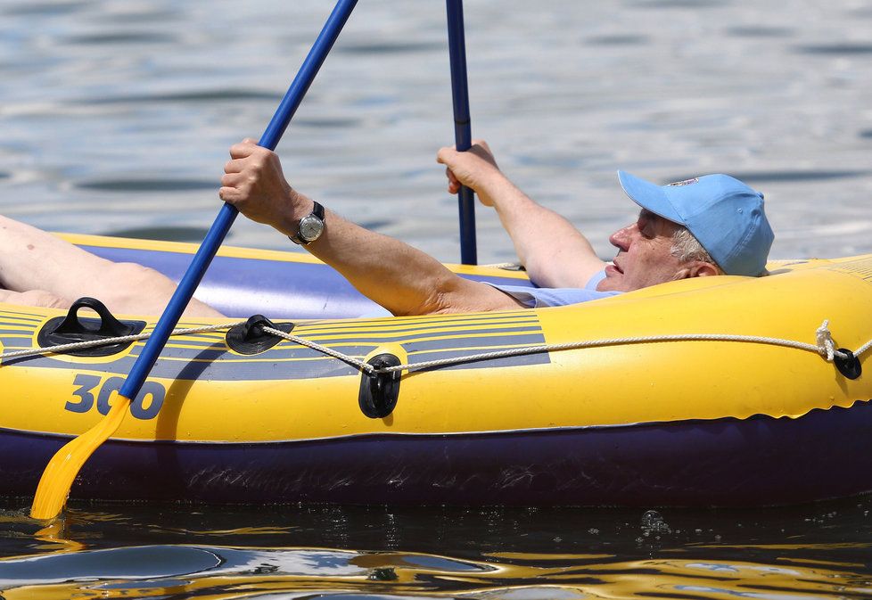 Zemanova výprava na člun v červenci 2016