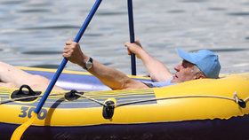 Podobných snímků se nejspíš letos nedočkáme. Prezident Miloš Zeman na svém člunu nemá v plánu vyplout.