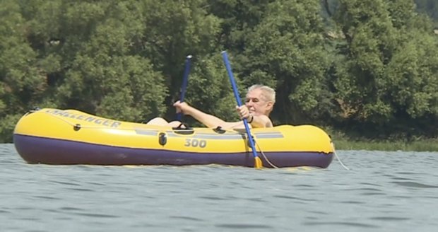 Zeman jel s člunem brázdit rybník. Podívejte se, co prezident ukázal fanynkám