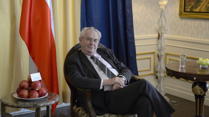 Prezident Miloš Zeman se setkal 25. listopadu v Astaně s českými novináři. Při této příležitosti je obdaroval jablky, která dostal od kazašského prezidenta Nursultana Nazarbajeva.