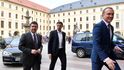 Zástupce ČSSD Jan Hamáček a Jiří Zimola přijeli 4. dubna na Pražský hrad na schůzku s prezidentem Milošem Zemanem. Vítal je kancléř Vladimír Kruliš