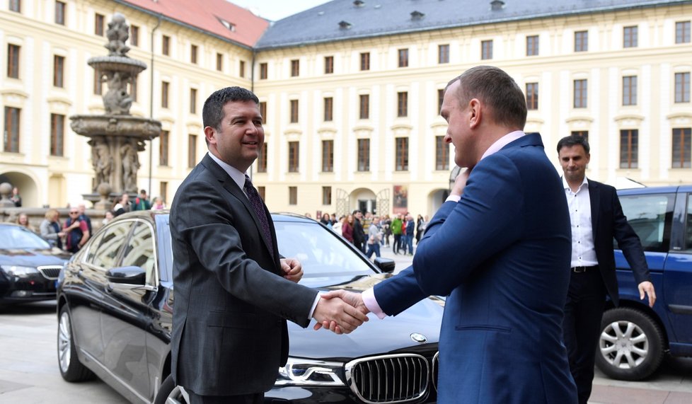 Zástupce ČSSD Jan Hamáček a Jiří Zimola přijeli 4. dubna na Pražský hrad na schůzku s prezidentem Milošem Zemanem. Vítal je kancléř Vladimír Kruliš