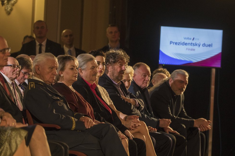 Mezi podporovateli Miloše Zemana v Rudolfinu nechyběl například Zdeněk Troška, Daniel Hůlka, ale i manželka jeho kancléře Alexandra Mynářová.