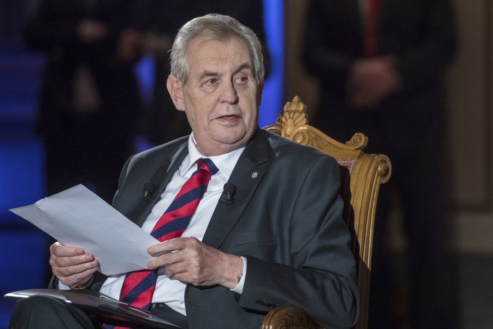 Miloš Zeman přinesl do debaty seznam sponzorů, kteří mu pomáhali s kampaní.