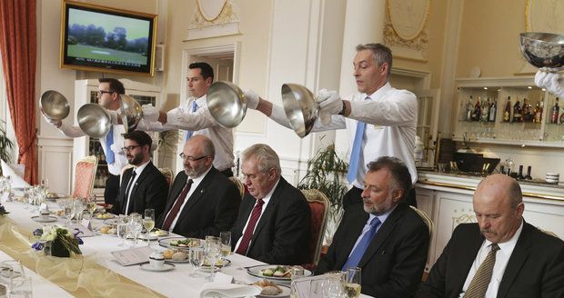 Fotograf Blesku uspěl na Czech Press Photo. Zaujal fotkou Zemana s poklopy