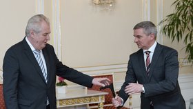 Miloš Zeman vystoupení zvládl bez berle, tu předal kancléři Mynářovi