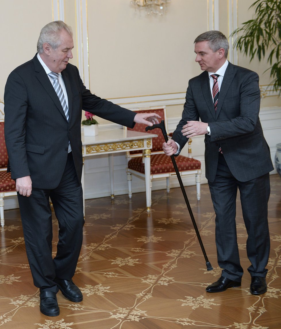 Miloš Zeman podává Mynářovi svou hůlku