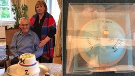 Zeman dostal k 73. narozeninám dort i zvonek, na kterém si může cinknout kávu, oběd i „padla“.