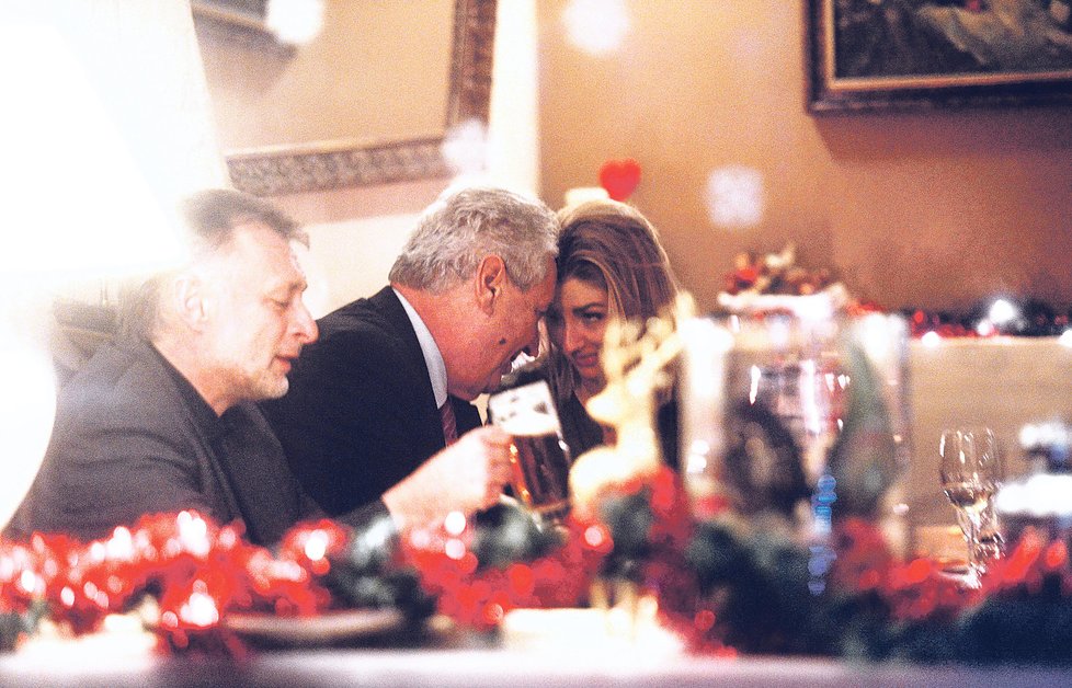 Miloš Zeman v době první přímé volby hlavy státu s dcerou Kateřinou