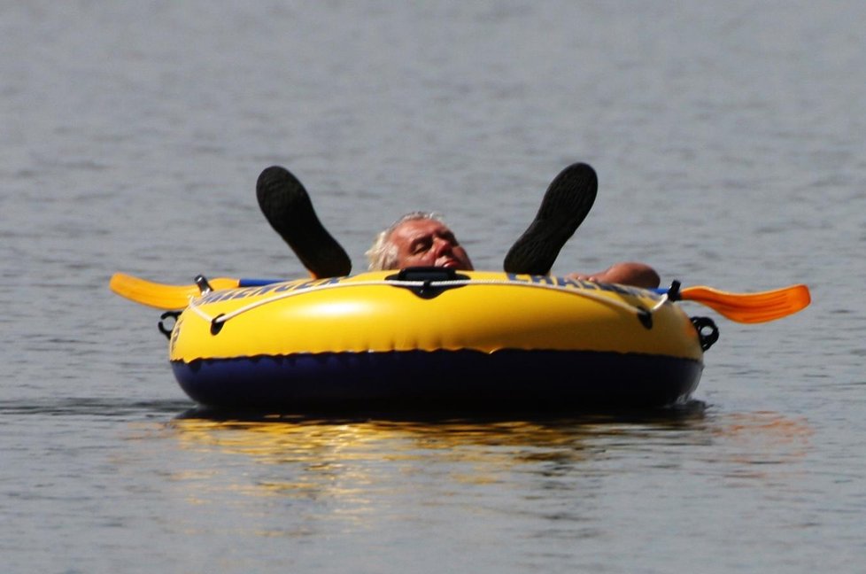 Když se v létě Zemana novináři zeptali, jakému sportu se věnuje,  odpověděl, že nejraději objíždí na svém nafukovacím člunu rybník za chalupou.