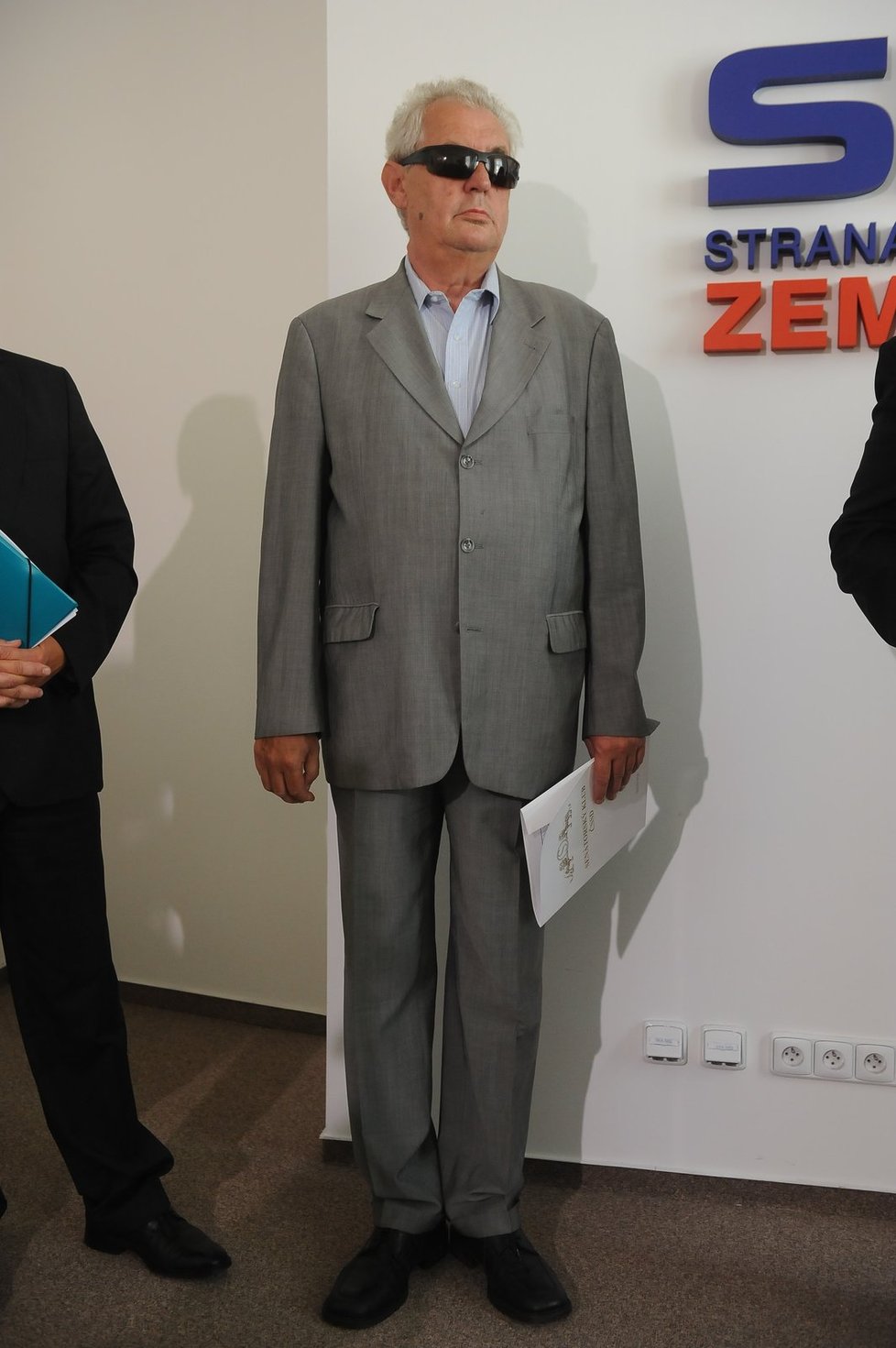 Černé brýle, v nichž se Miloš Zeman objevil v srpnu, braly řadě stylistů dech.