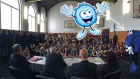 Prezident Miloš Zeman debatuje se studenty gymnázia v Bílině. Společnost mu dělá maskot Bambu.