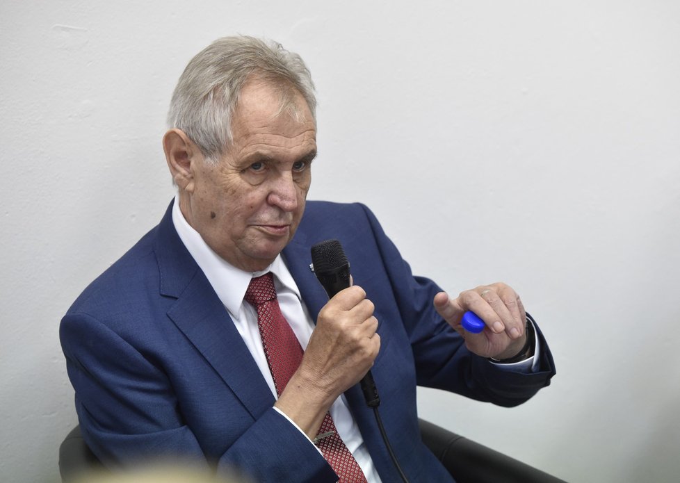 Prezident Miloš Zeman se vyslovil pro posílení české vojenské přítomnosti v Afghánistánu. V asijské zemi se bojuje za minimalizaci teroristické hrozby v Evropě, řekl v úterý na velitelském shromáždění české armády. Odchod z Afghánistánu by podle něj znamenal, že čeští vojáci, kteří v tamním konfliktu zahynuli, padli zbytečně.