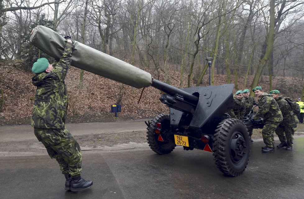 Vojáci připravují na Petříně dělo, z nějž bude vystřelena salva na počest nového prezidenta