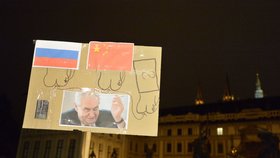 Jeden z demonstrantů nesl v rukou výmluvnou koláž