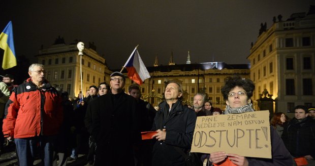 Prezidente, odejděte! Na Hradě je další demonstrace proti Zemanovi