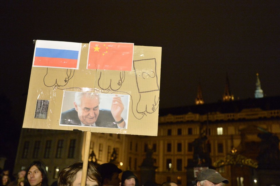 Jeden z demonstrantů nesl v rukou výmluvnou koláž.