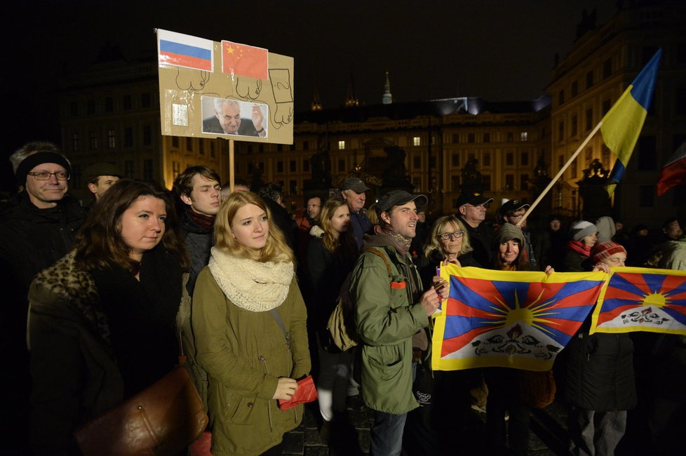 Demonstranti protestovali proti Zemanově zahraniční politice