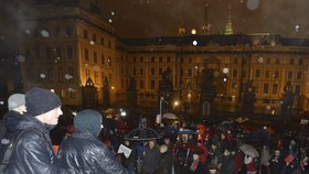 Protestní pochod požadující odstoupení prezidenta Miloše Zemana nazvaný Sto tisíc podpisů z Václaváku na Hrad.