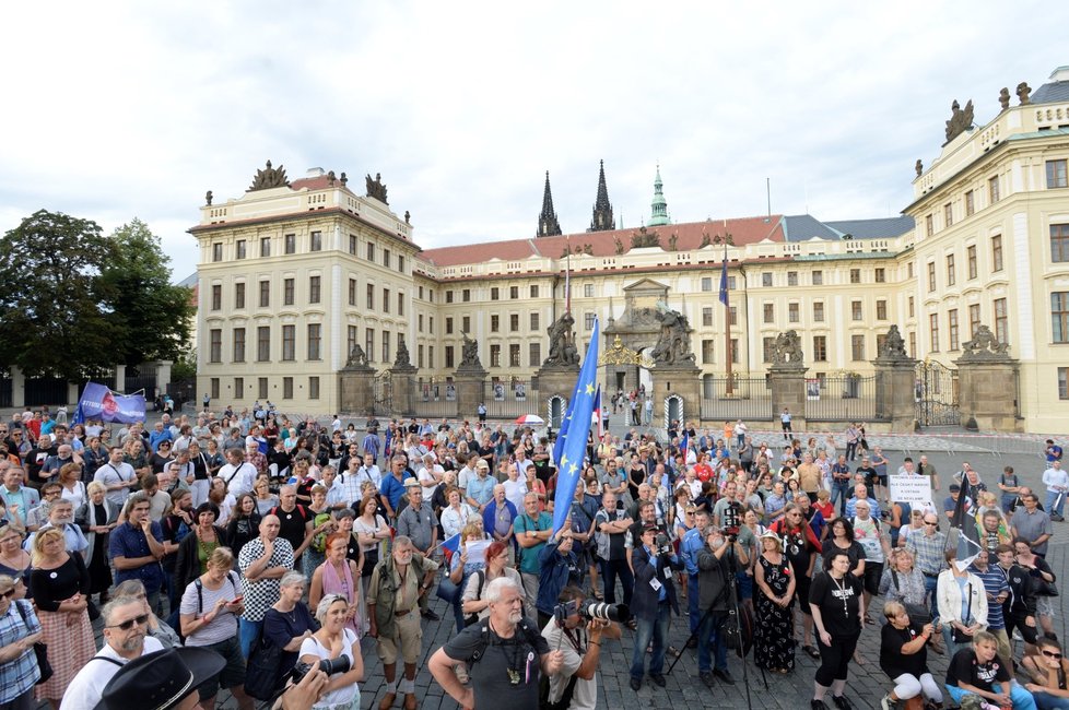 Zhruba 200 lidí znovu demonstruje u sochy TGM proti Zemanovi (6. 8. 2019)