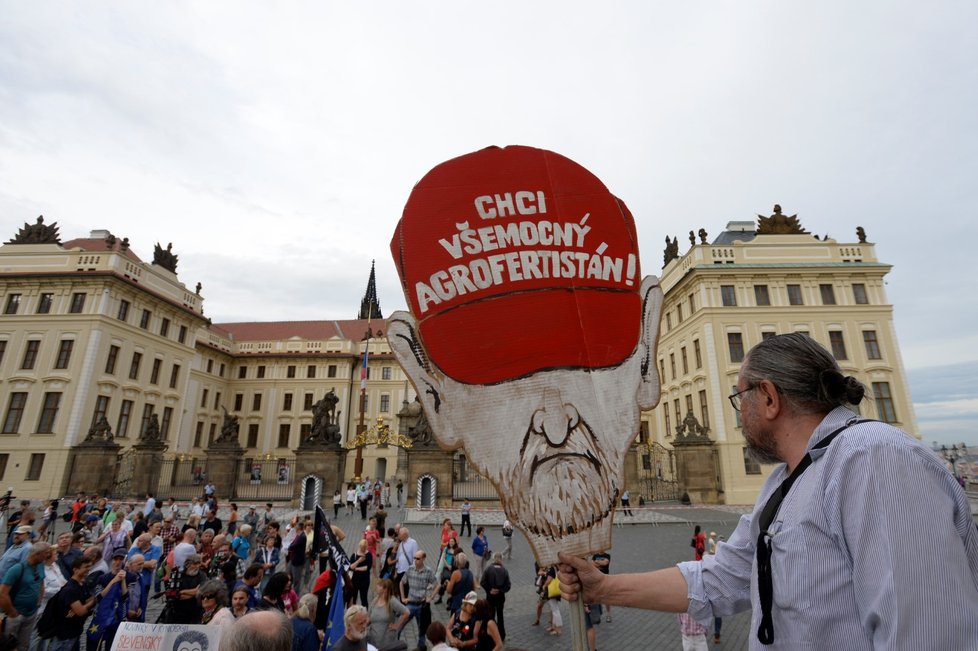 Zhruba 200 lidí znovu demonstruje u sochy TGM proti Zemanovi (6. 8. 2019)