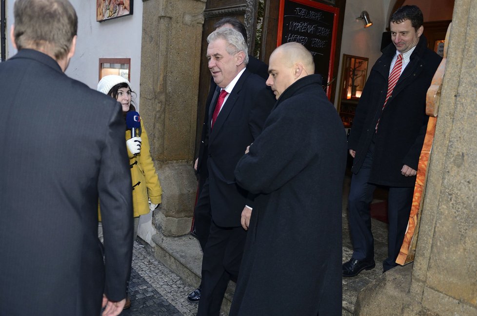 Miloš Zeman odchází ze své kanceláře