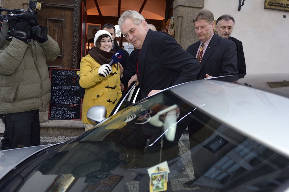 Miloš Zeman obletován novináři opouští svou kancelář