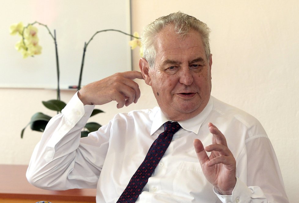 Miloš Zeman se během debaty s dětmi přiznal, že by na Hrad podpořil Pavla Rychetského.