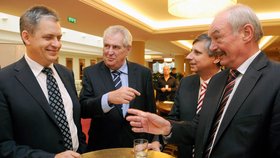 V prezidentské volbě jsou sice rivaly, tady však fotograf zachytil Dienstbiera, Zemana, Fischera a Sobotku v družném rozhovoru