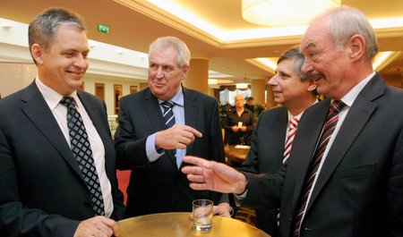 V prezidentské volbě jsou sice rivaly, tady však fotograf zachytil Dienstbiera, Zemana, Fischera a Sobotku v družném rozhovoru