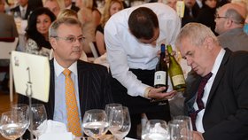 Prezident Miloš Zeman a prezident Hospodářské komory Vladimír Dlouhý si vybírali víno