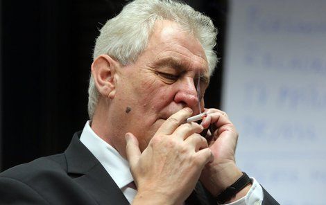 Zeman a cigaretka – podaří se je doktoru Nečasovi od sebe odloučit?