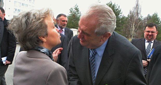 Líbal ji Zeman, má ji Gazdík, ale věrná je jinému. Drábová bude dál ženou atomu