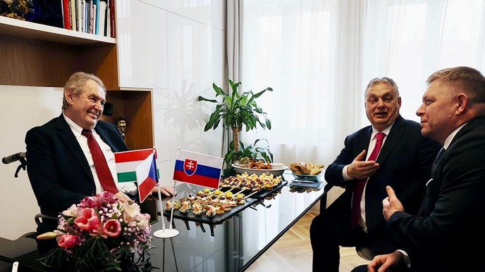 Exprezident Miloš Zeman s Robertem Ficem a Viktorem Orbánem.