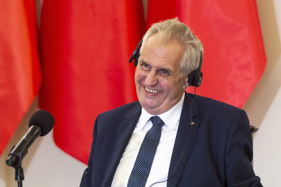 Prezident Miloš Zeman ohrozil podle senátního výboru výrokem o novičoku bezpečnostní zájmy ČR.