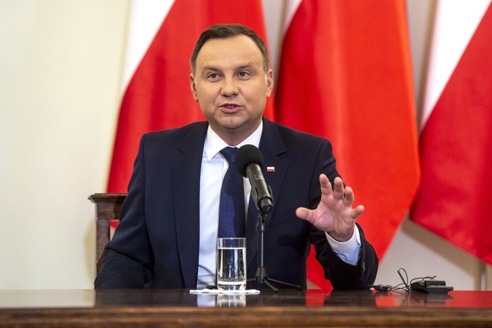 Vojenská pocta, Trojmoří i prales: Zemanova druhá oficiální prezidentská cesta vedla do Polska.