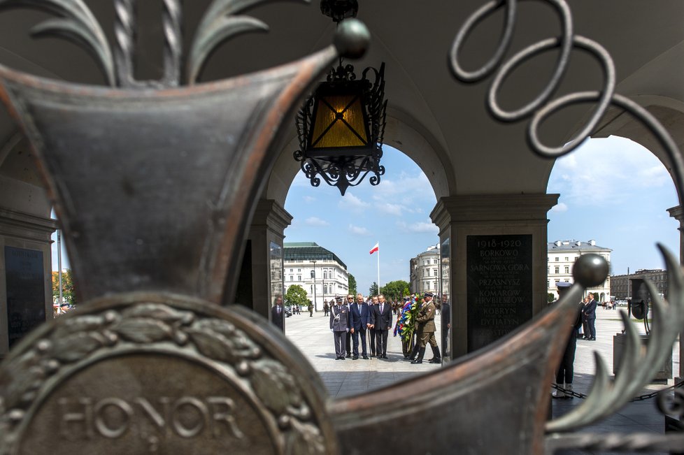 Vojenská pocta, Trojmoří i prales: Zemanova druhá oficiální prezidentská cesta vedla do Polska.