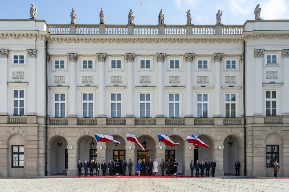 Vojenská pocta, Trojmoří i prales: Zemanova druhá oficiální prezidentská cesta vedla do Polska.