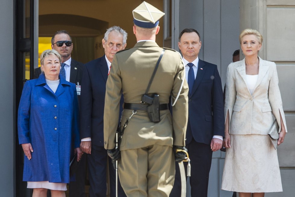 Vojenská pocta, Trojmoří i prales: Zemanova druhá oficiální prezidentská cesta vedla do Polska.